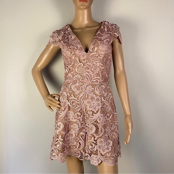 NEW DRESS THE POPULATION LACE PLUNGING V-NECK ROMPER - Picture 2 of 8